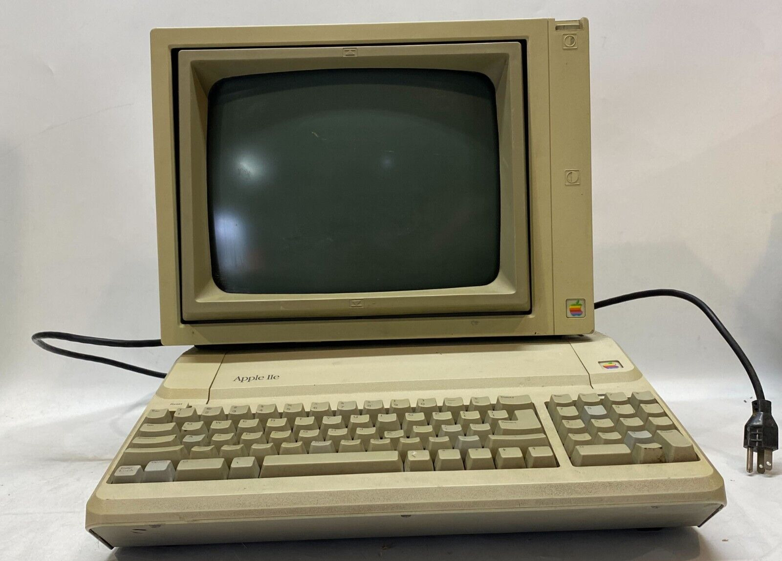 Apple IIe A2S2128(825-1351-A) Apple CRT monitor A2M2010