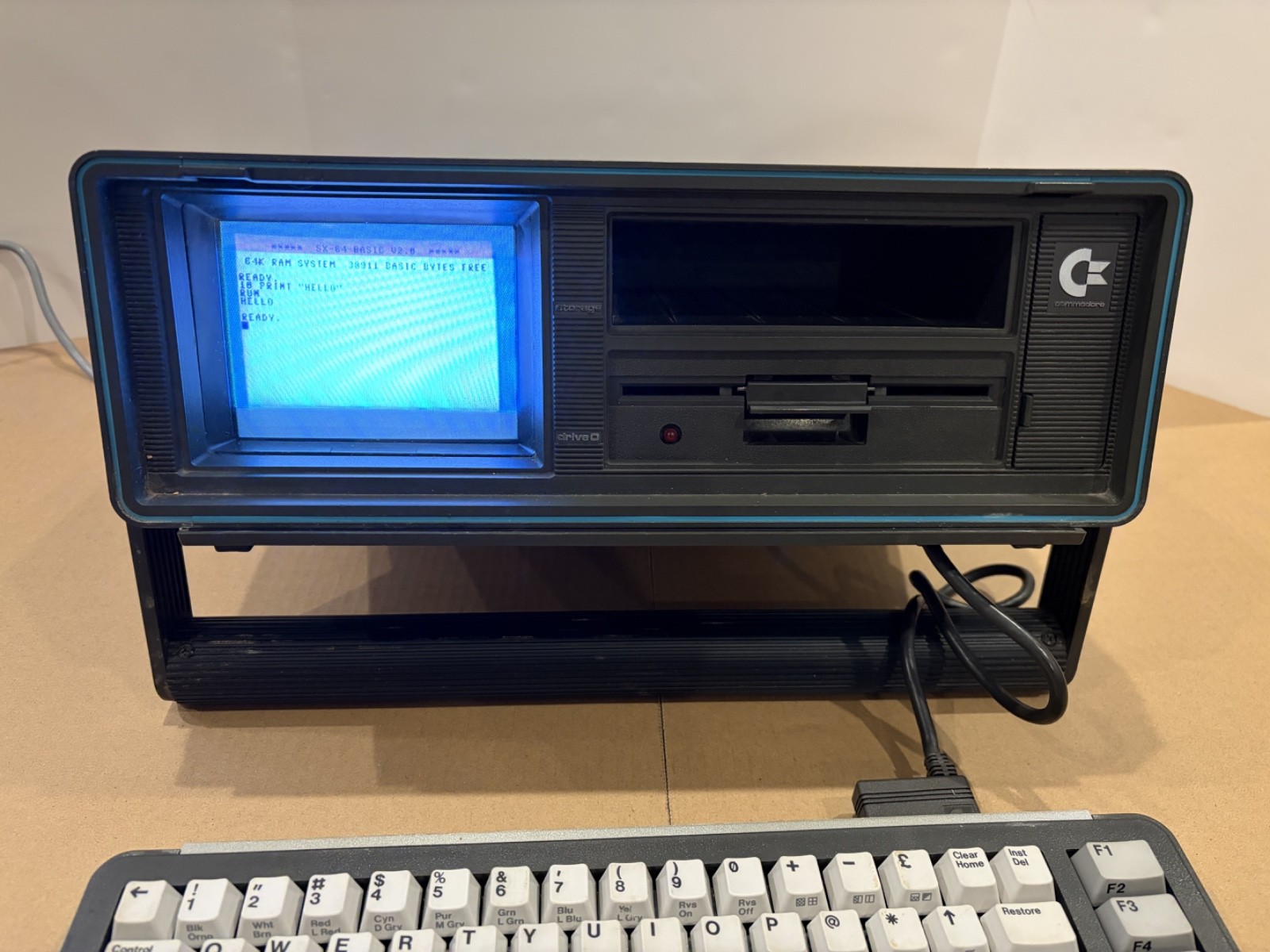 Commodore SX-64 - Boots to basic