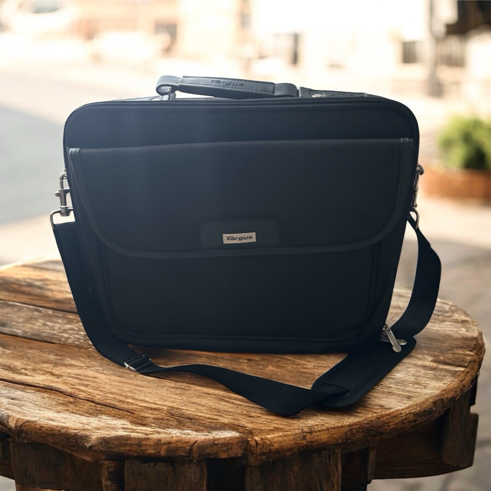 Targus 16" Traditional Notepac Laptop Case w/Shoulder Strap (GSA-OCN1-90), Black