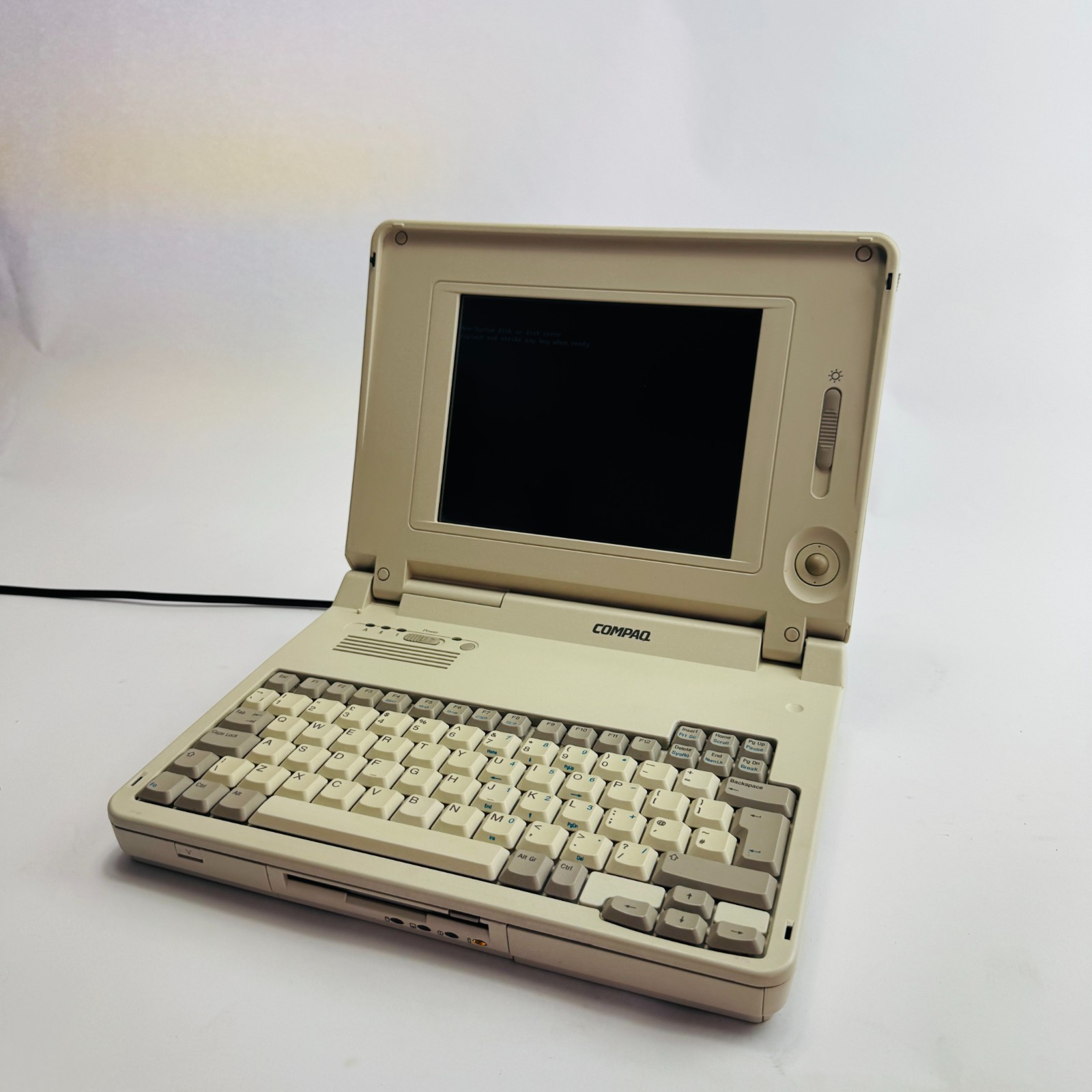 Compaq LTE Elite 4/40CX Vintage Laptop Powers Up No Hard Drive