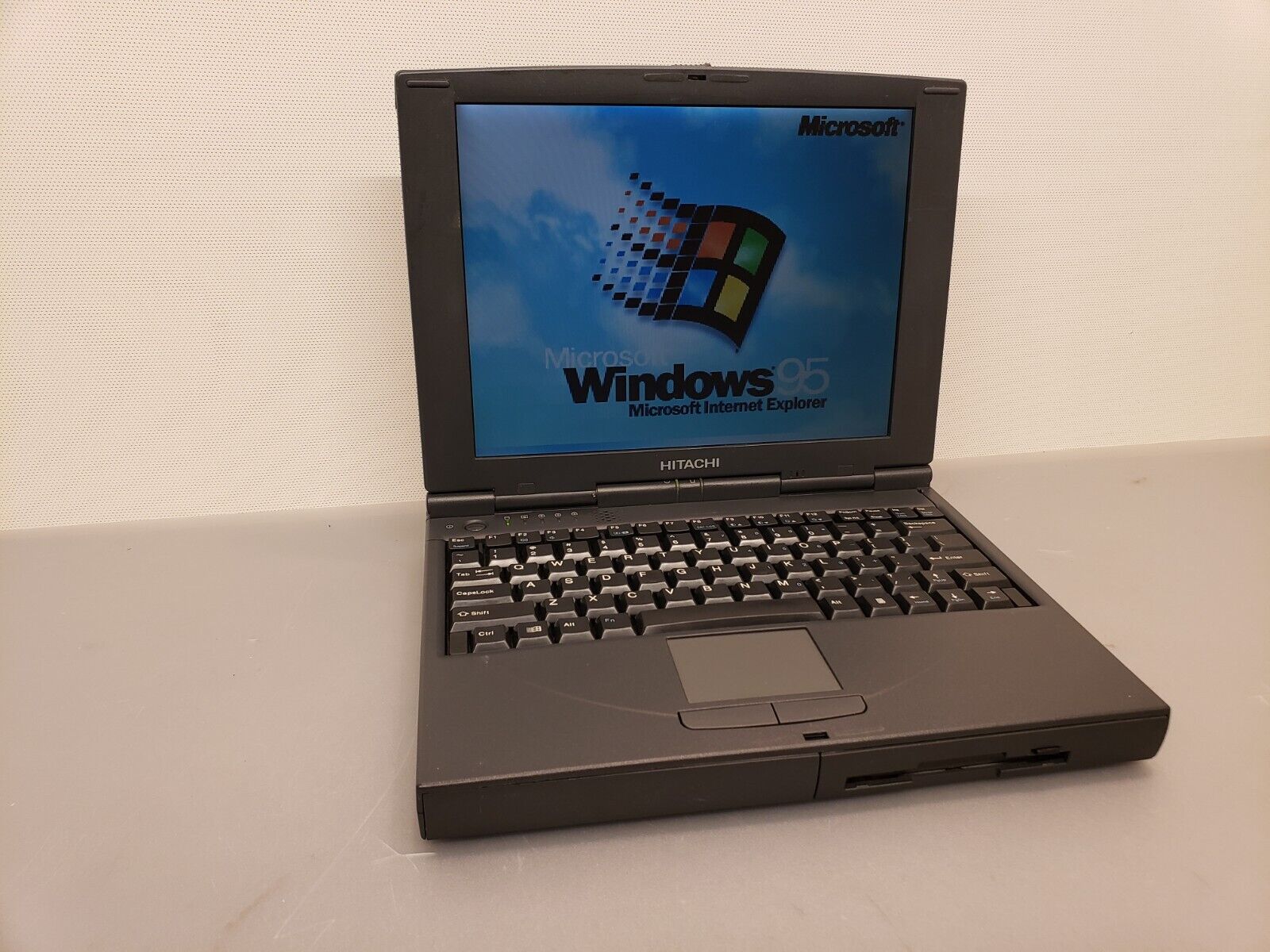 Vintage Hitachi Pentium 133MHz E133DN Win98 Laptop 32MB 2.1GB HDD Working