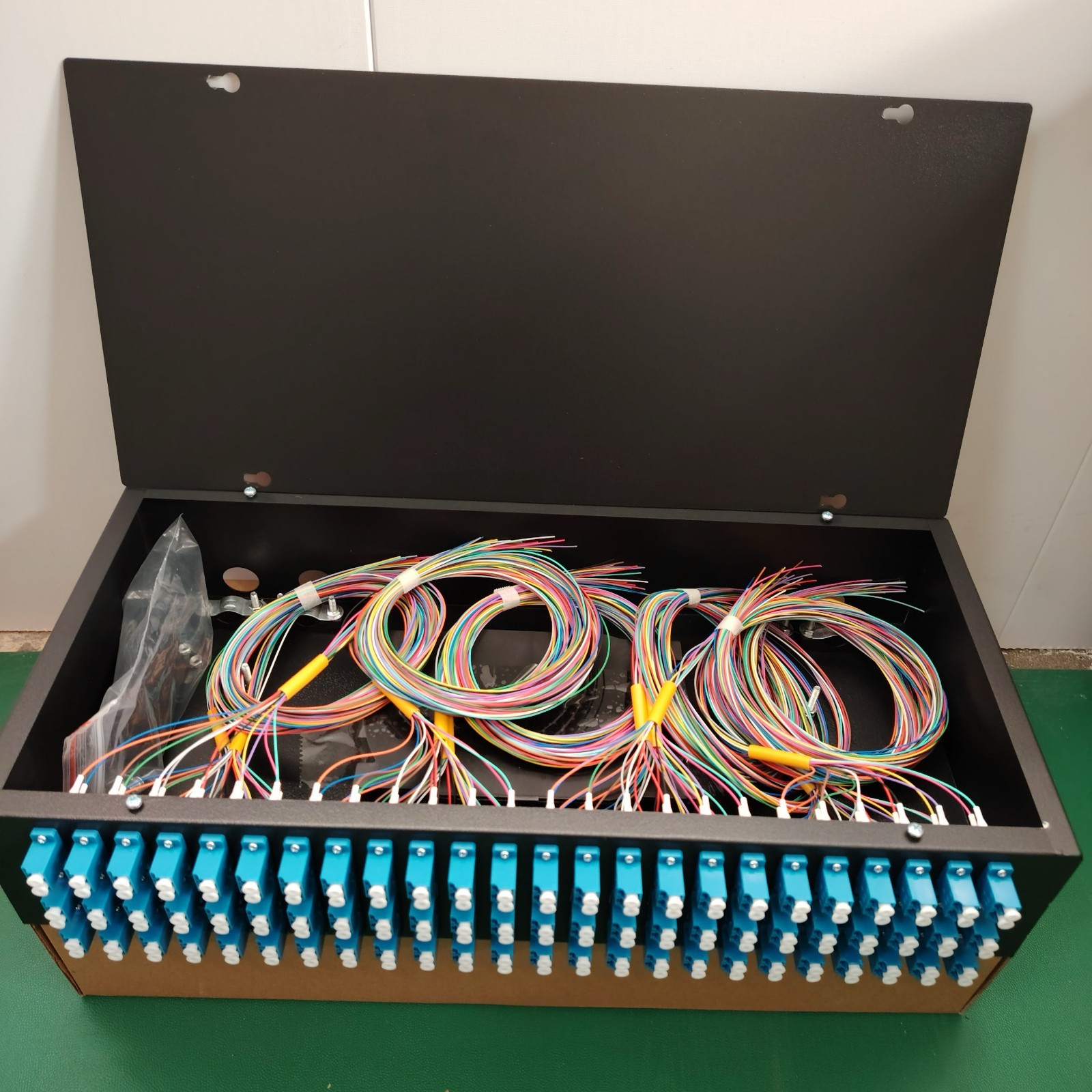 144 Cores Fiber Optic ODF Terminal Box FTTH LC/UPC Pigtail Adapter Rack Mount
