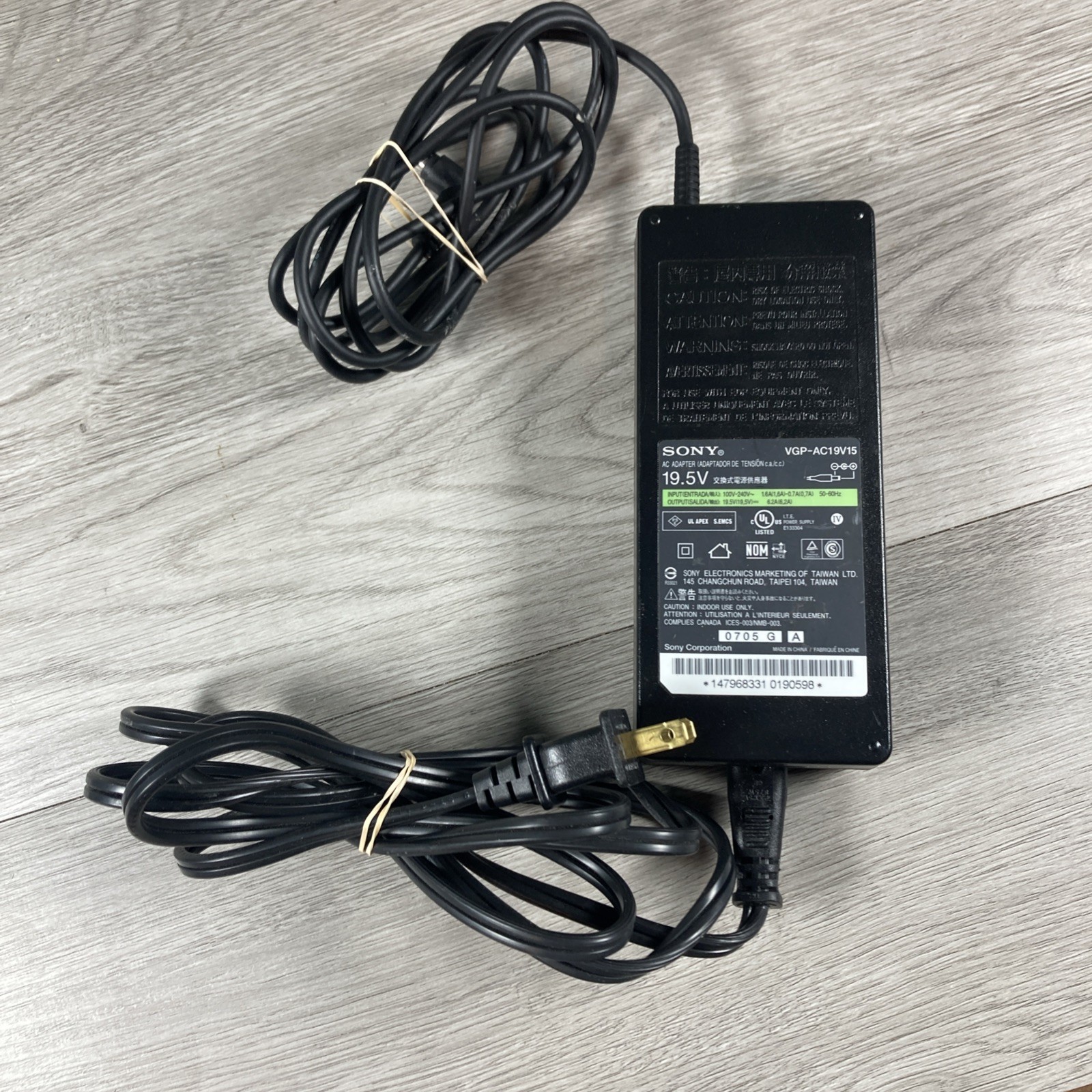 Genuine Sony Vaio AC Power Adapter VGP-AC19V15 19.5V FREE S/H