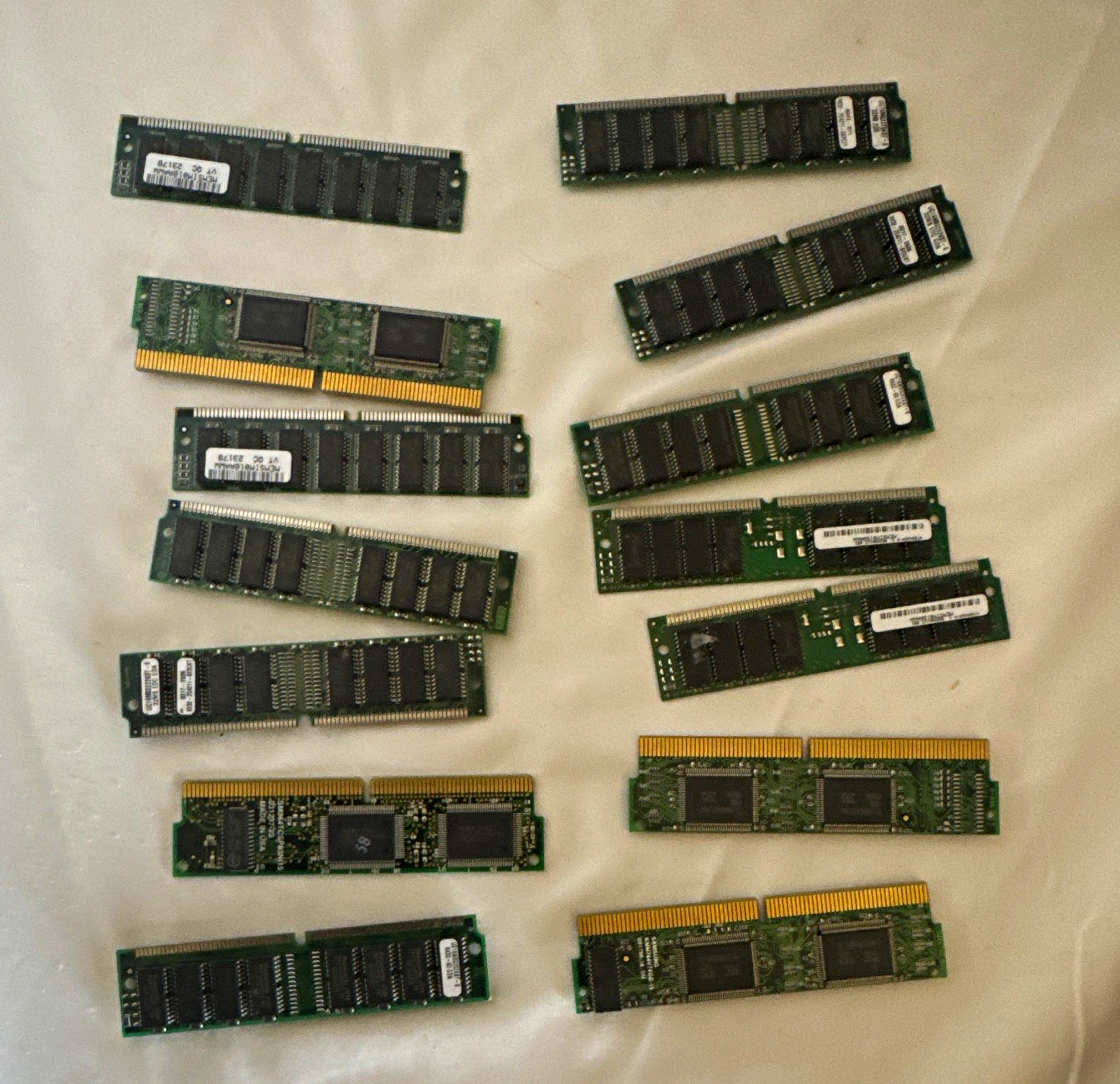 Samsung 72-Pin SIMM EDO RAM 64MB (4x16MB) Non-ECC Unbuffered KM732V589G