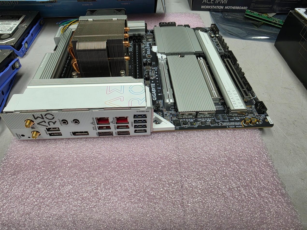 Gigabyte TRX50 AERO D Motherboard + AMD Threadripper 7960X 24c 4.2Ghz heatsink