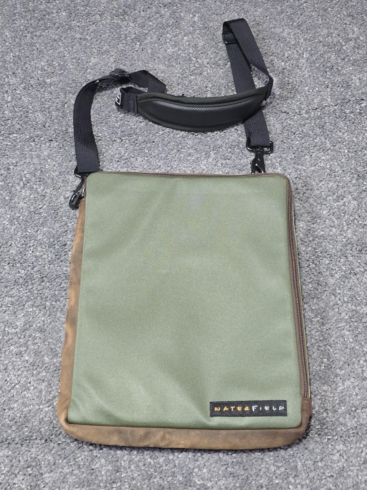 WaterField Tablet Bag Shoulder Messenger Bag Green Waxed Canvas Leather Trim USA