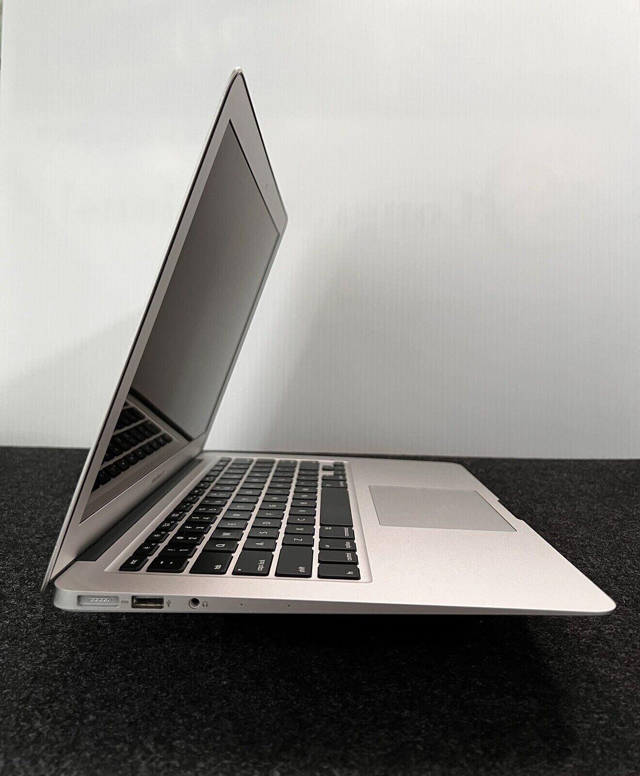 Apple MacBook Air 13.3" 2017 Core i5 1.8ghz 8GB ram 128GB SSD OS Monterey A1466