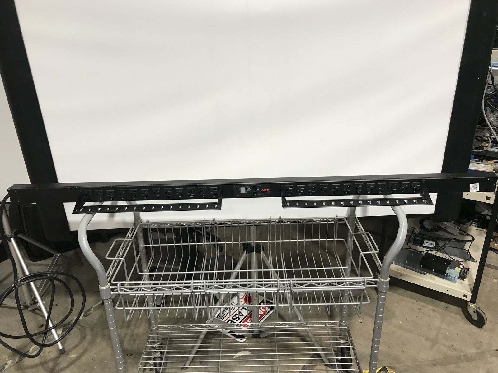 APC AP7830 Metered Rackmount 24-Outlets 120V PDU Power Strip