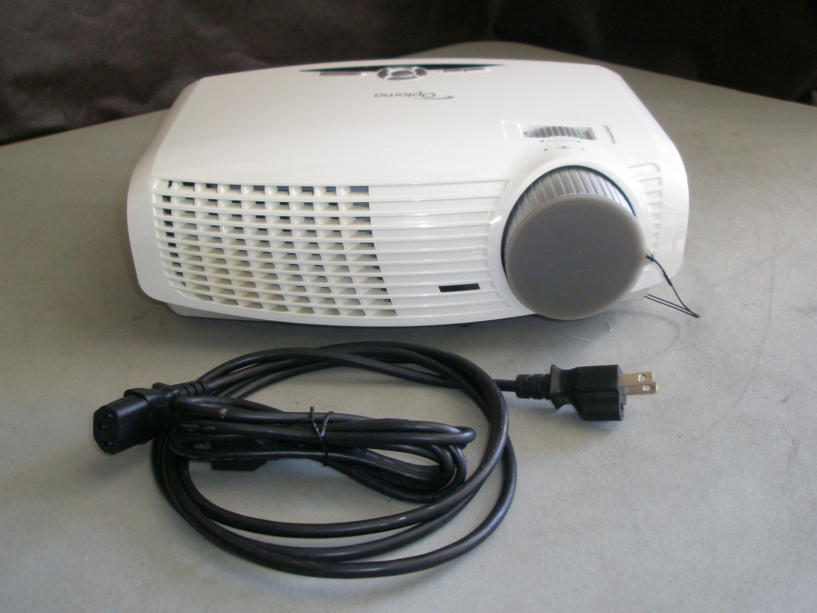 OPTOMA HD20 FULL HD 1080p DLP PROJECTOR, DOESN'T WORK, NO LAMP, GETS POWER