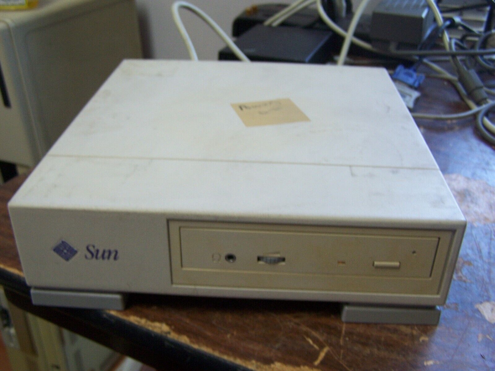 SUN MICROSYSTEMS 595-3225-01 External SCSI CD ROM Drive Powers On - SOLD AS IS