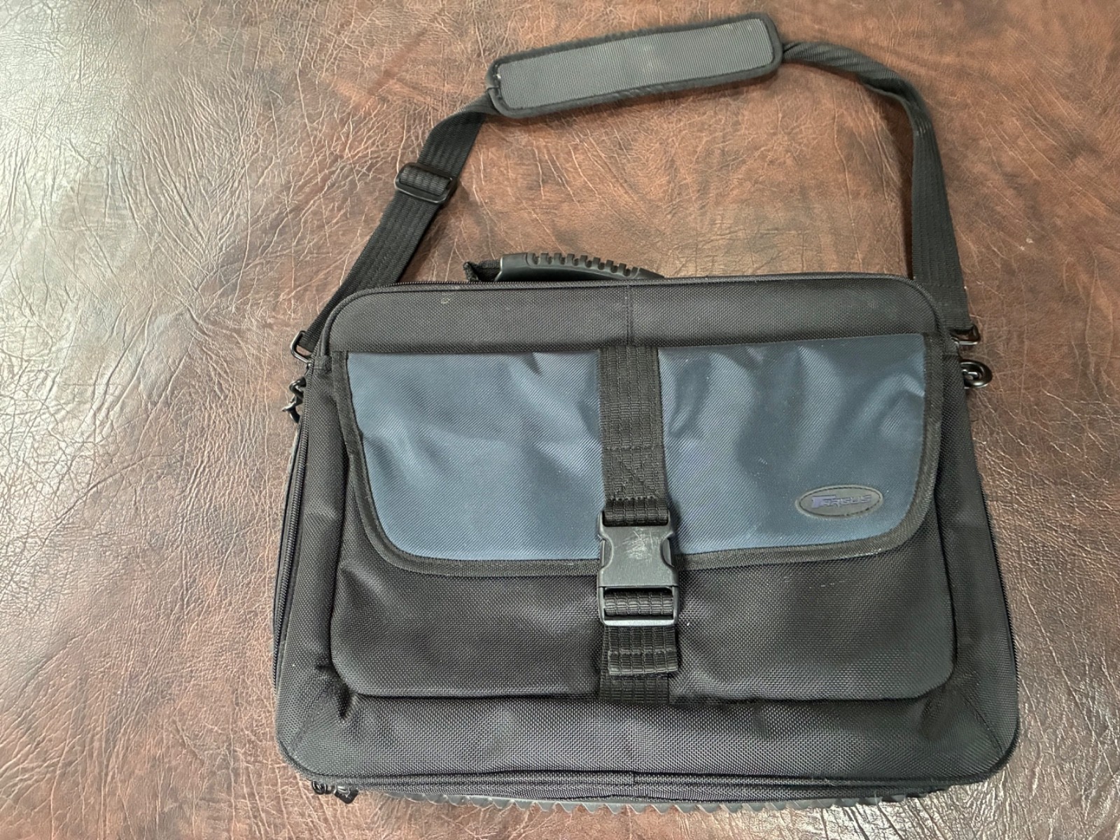 TARGUS 16" Laptop Briefcase Bag CBT300-001 Black EXCELLENT
