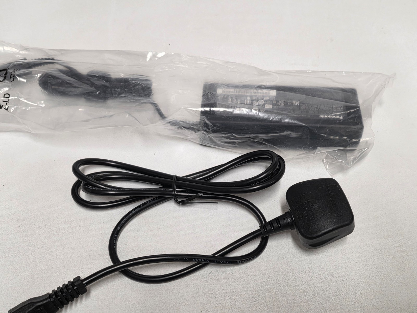 ORIGINAL 110W PANASONIC CHARGER 15.6V 7.05A CF-AA5713A M8 + UK POWER PLUG