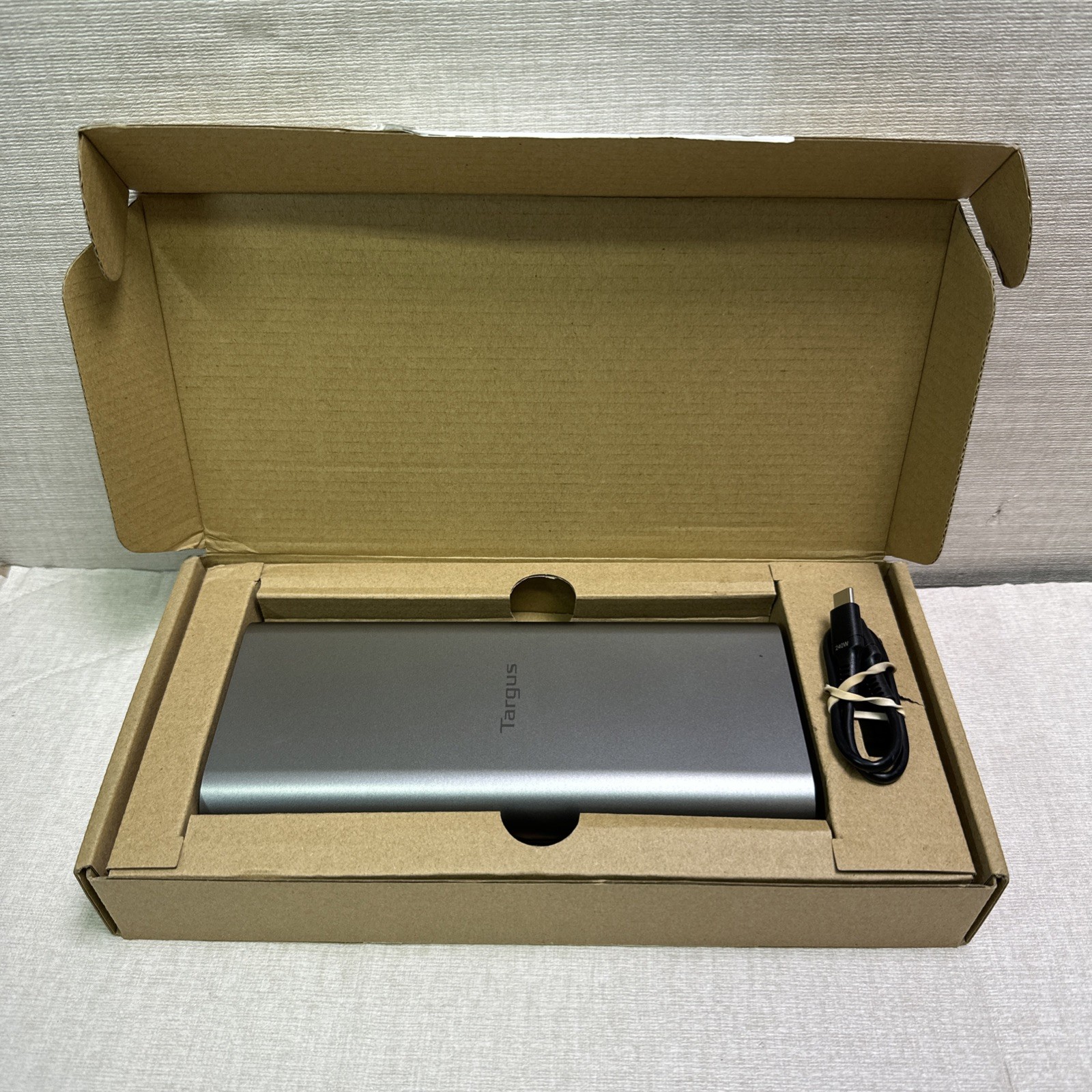 Targus APB081 86.4WH Laptop Power Bank / READ
