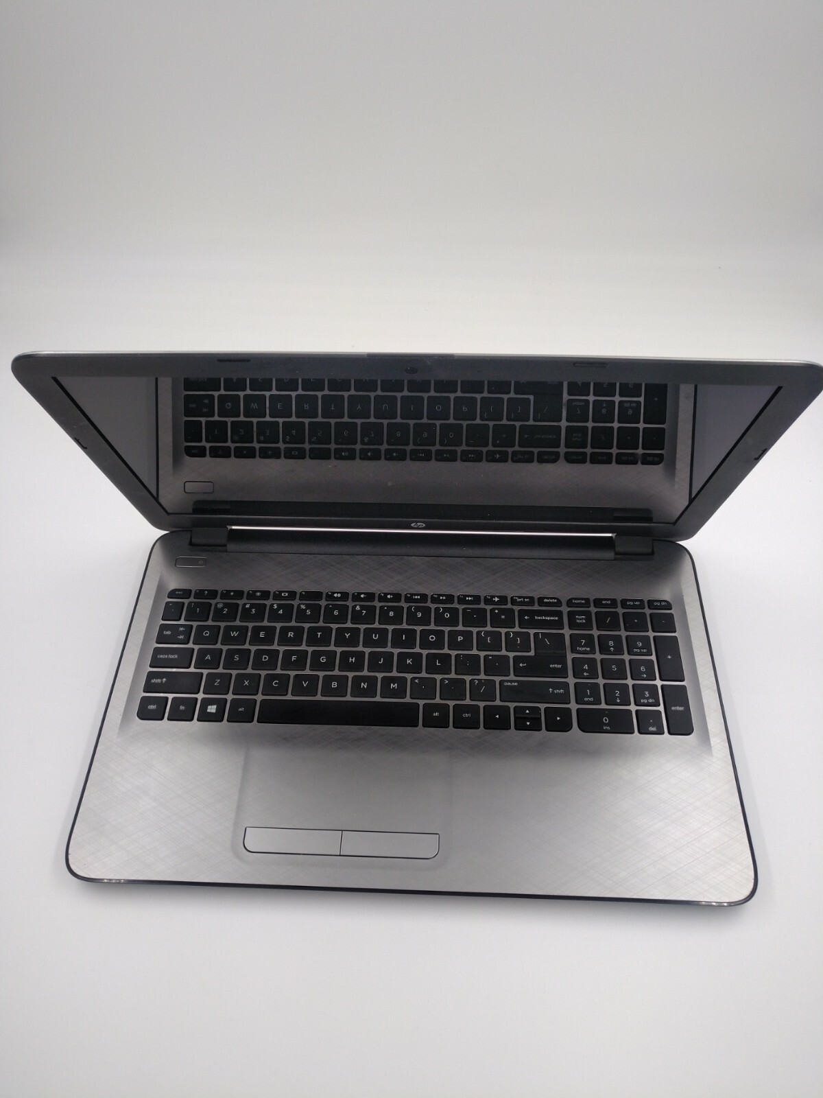 Hp 15-AF152N touchscreen. Amd a8. 8 gb ram, 1 tb HDD. LOOK PICTURES