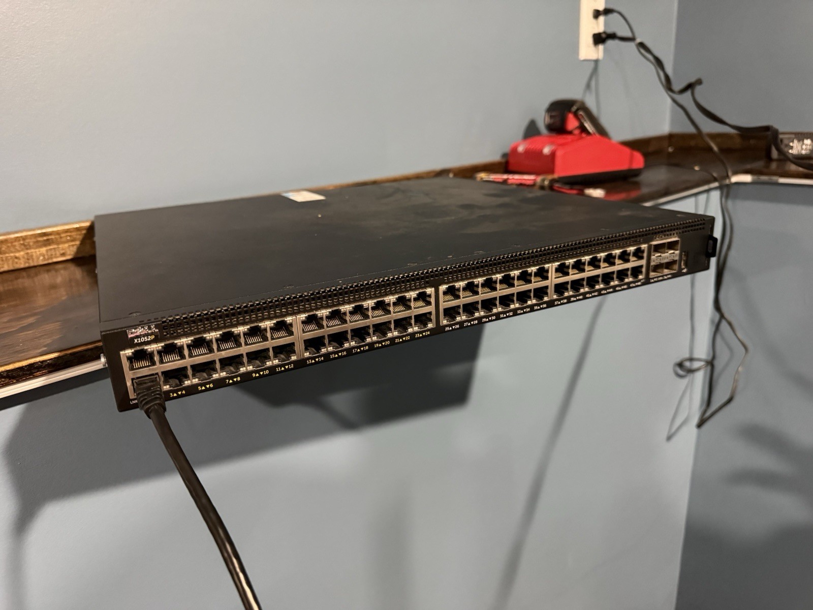 Dell E09W X1052P 48 Port Gigabit Ethernet SFP+ Poe Switch