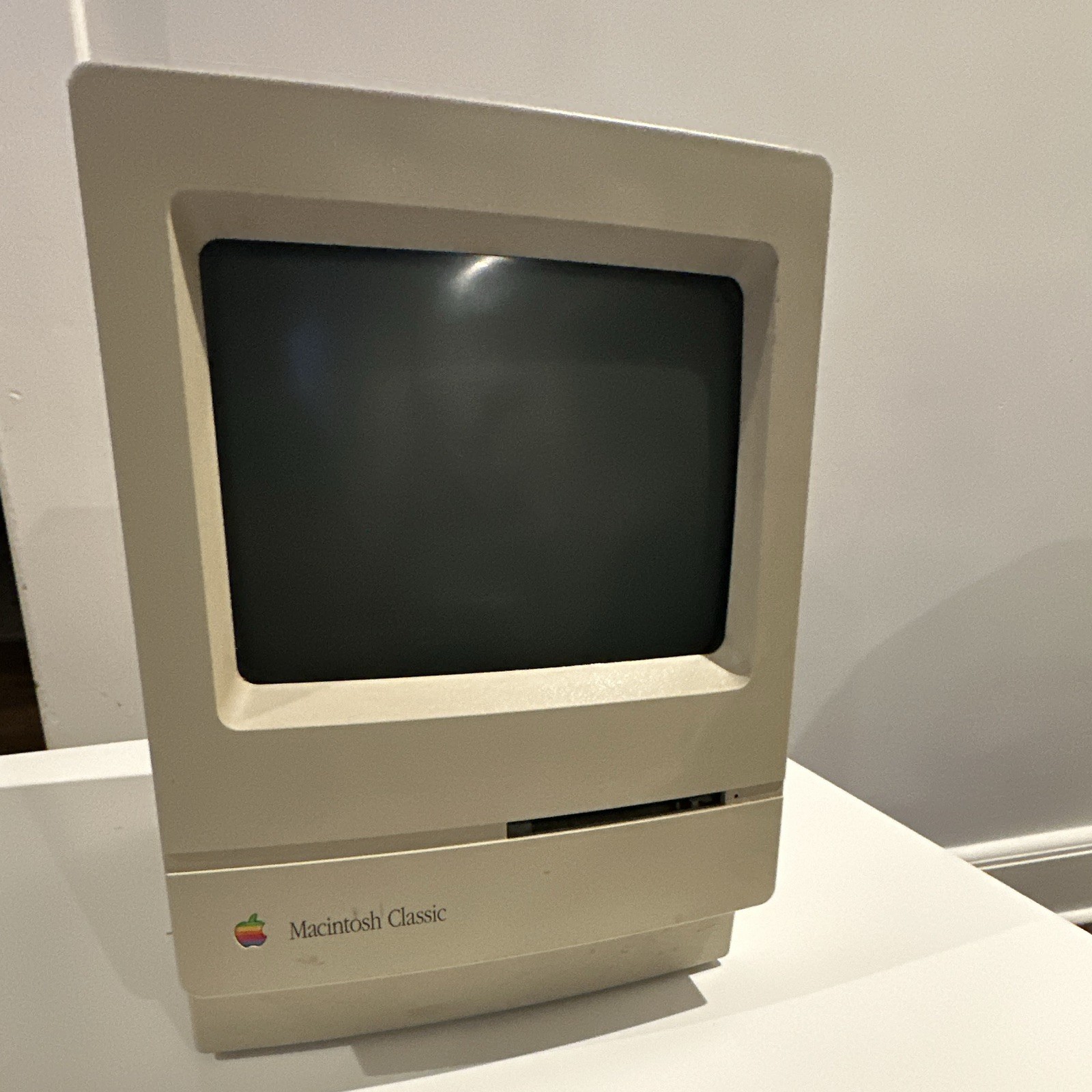 Apple Macintosh Classic M1420 Vintage All-in-One Desktop Computer