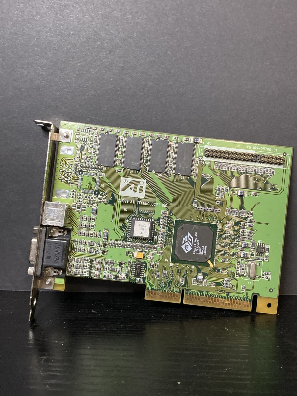 ATI Rage 109-55700-01 8MB AGP Video Card/ATI 3D Charger