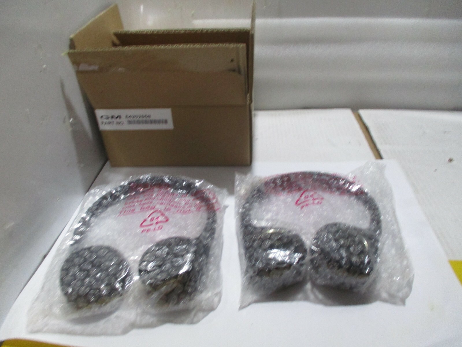 New OEM 2017-2020 GM Cadillac Escalade (ESV) Headphones (Set of 2)  84202958 / 8