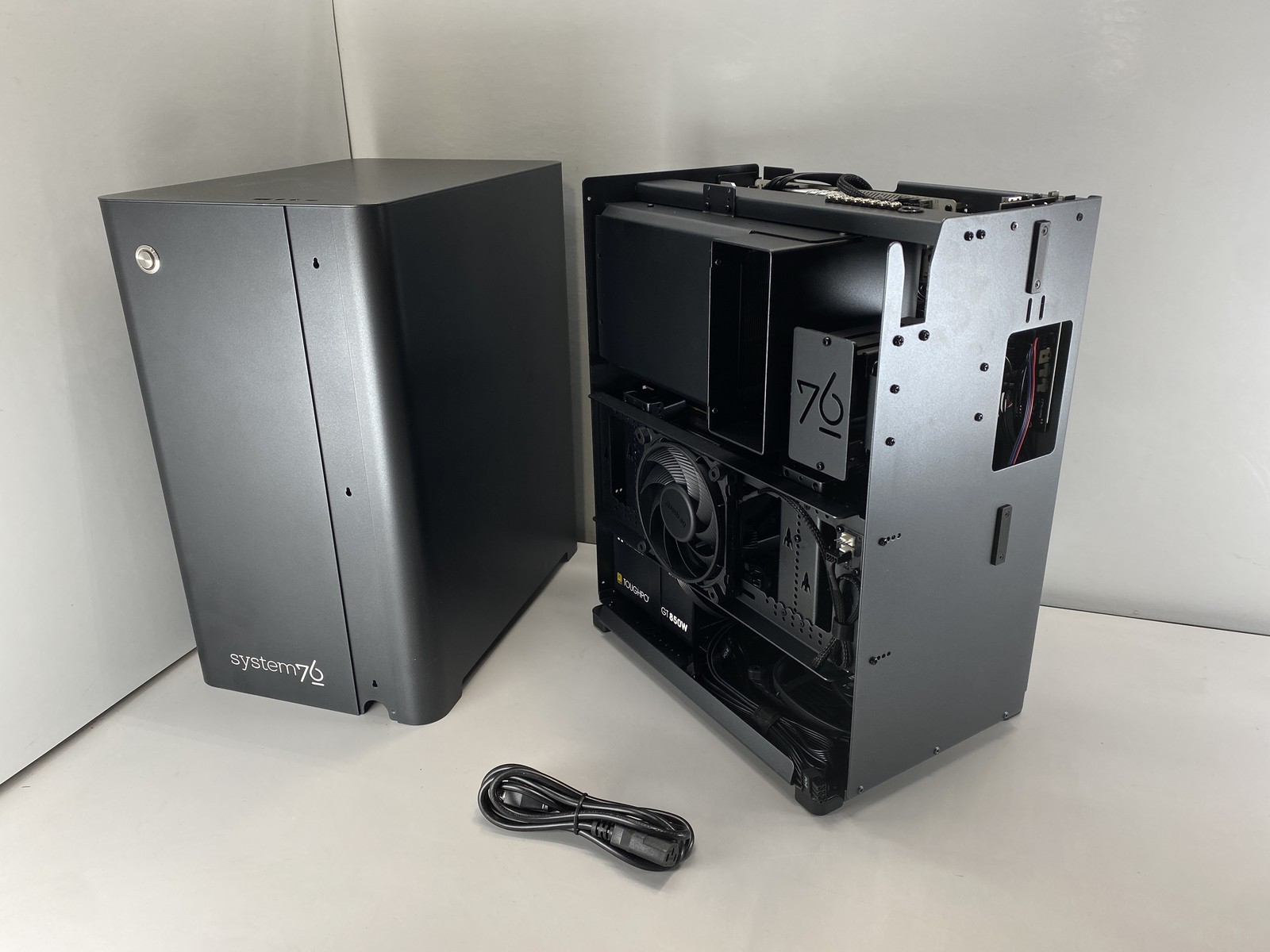 System76 Desktop Thelio Mira R4 N3 AMD Ryzen 9 9950X 4TB RTX 5070 Ti- Black