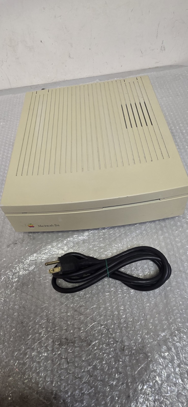 Apple Macintosh IIsi M0360 Computer - Powers ON. Unested & AS IS. 