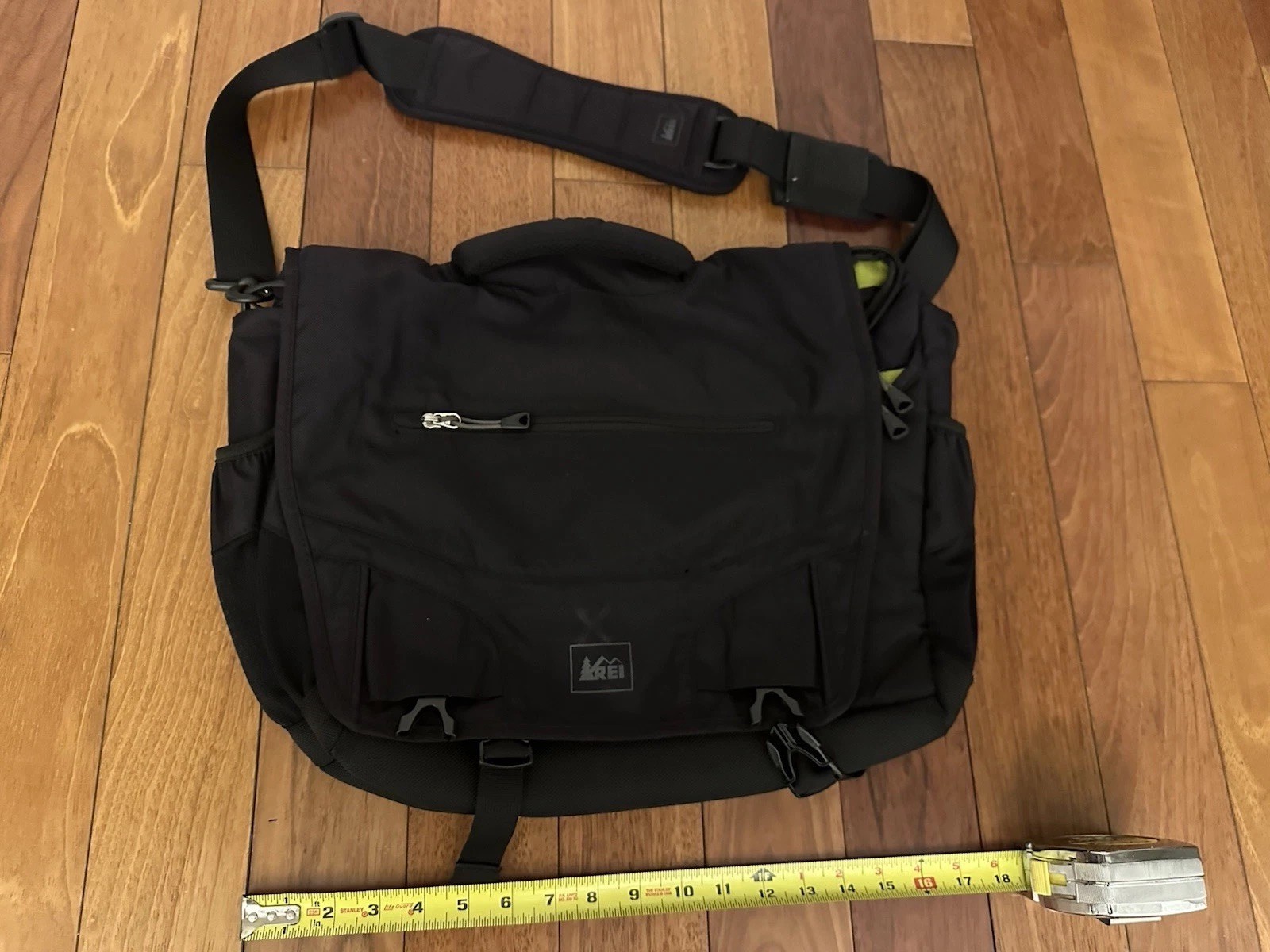 REI Laptop Messenger Bag black Cross Body With Lots Of Pockets