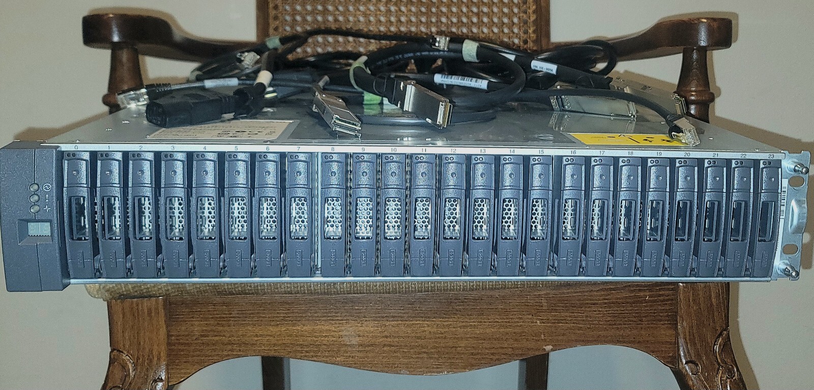 NetApp DS2246 24-Bay Disk Array (NAJ1001) w/ 24x 600GB SCSI 14.4TB + Cable's 