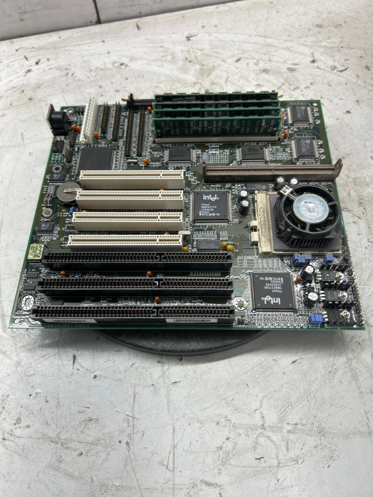QDI P5I430UX/250DM Explorer II Intel Pentium-S 120MHz 66MB NO HDD