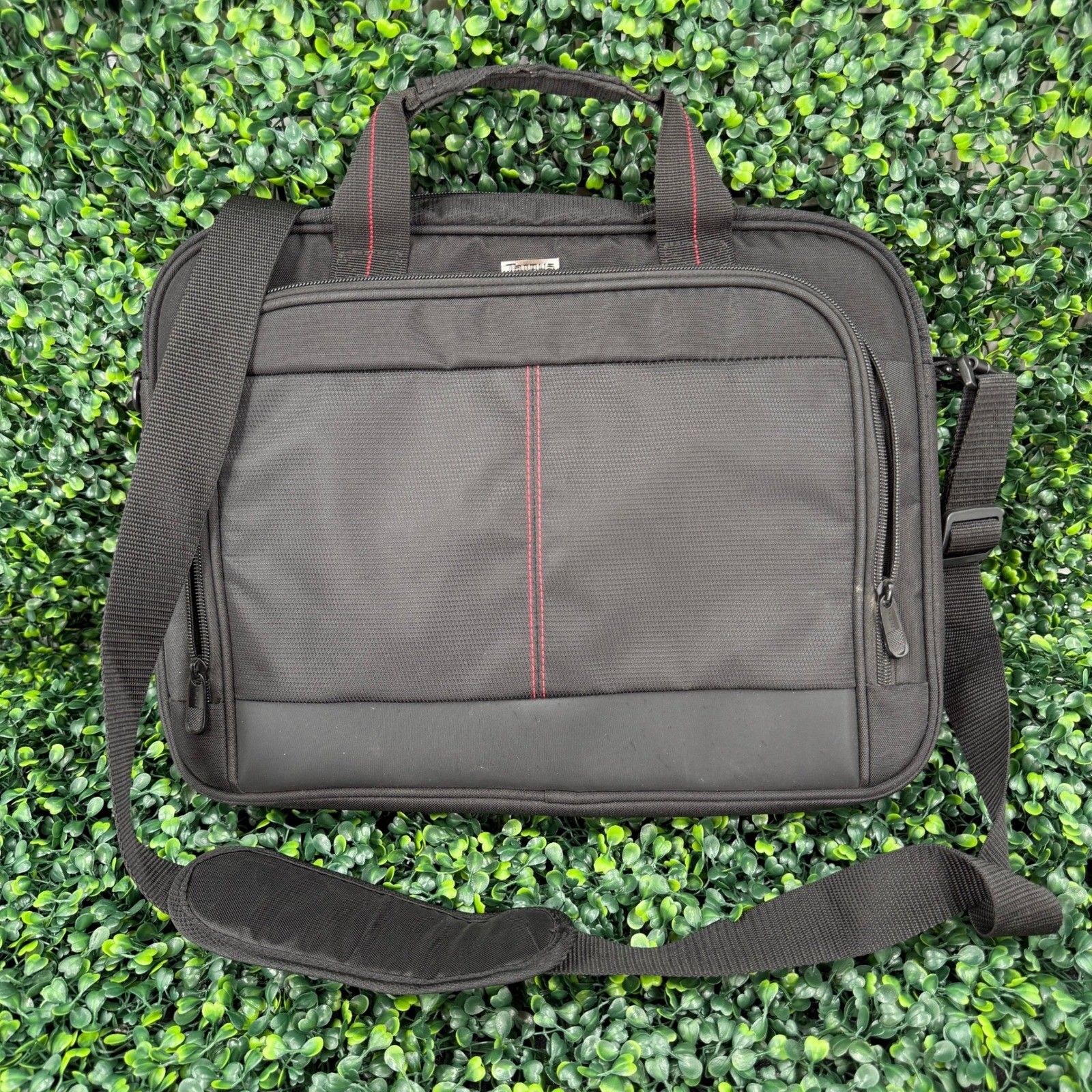 Targus Laptop Messenger Bag Black Red Accent Briefcase Shoulder Strap Travel