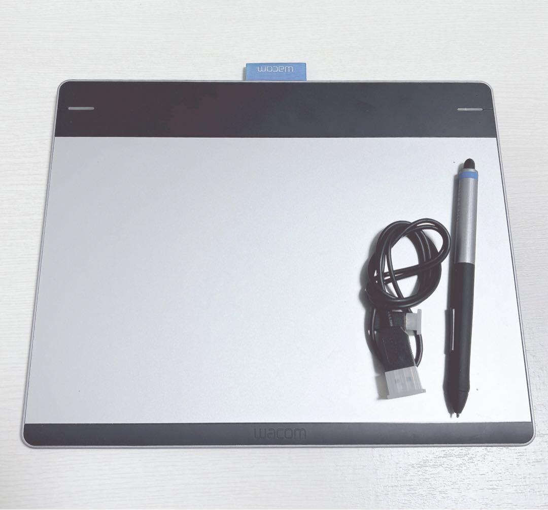 Wacom CTH-680 Intuos Medium Creative Pen & Touch Tablet Working