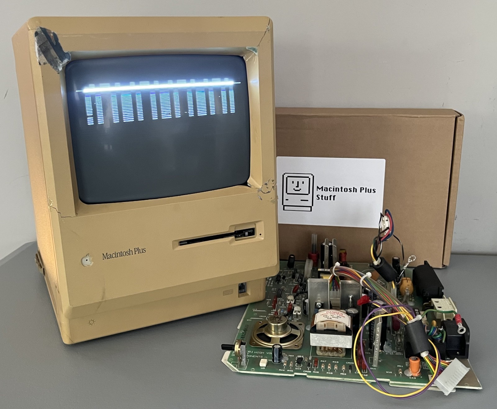  Apple Macintosh Plus M0001A Vintage Compact Mac LOT PARTS EXTRAS READ