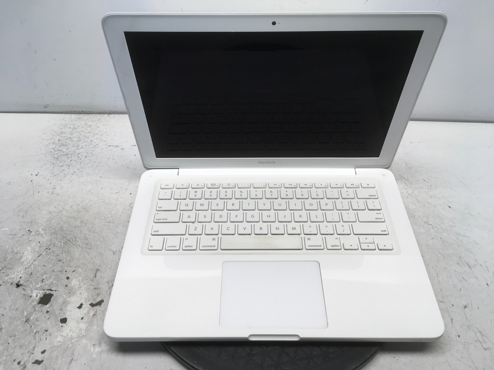 Apple MacBook  A1181 1 GB NO HDD No Batt