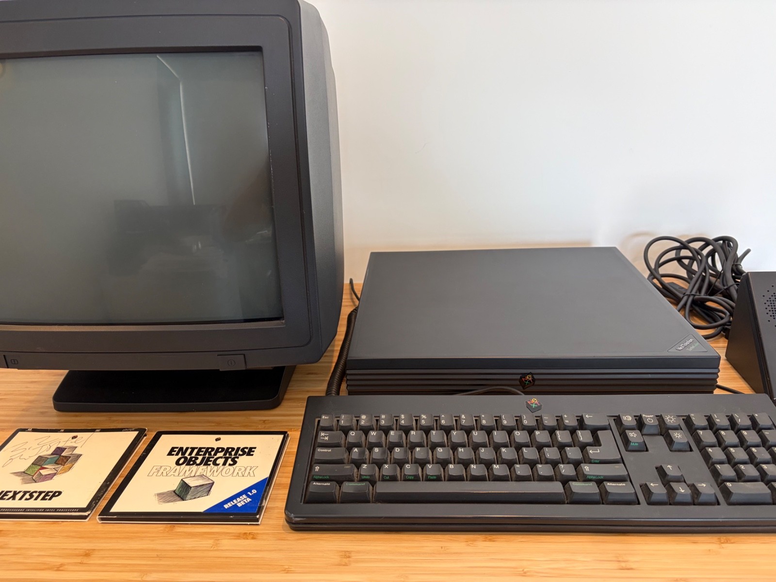 NeXTstation Turbo Color Complete + Color Monitor + Keyboard + Mouse + Soundbox
