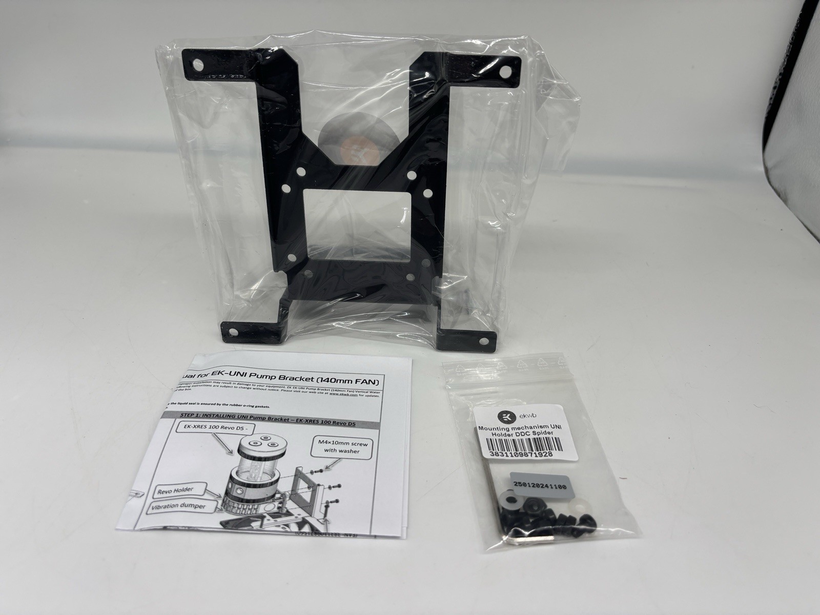 EK Water Blocks EK-UNI Pump Bracket (140mm FAN) Vertical