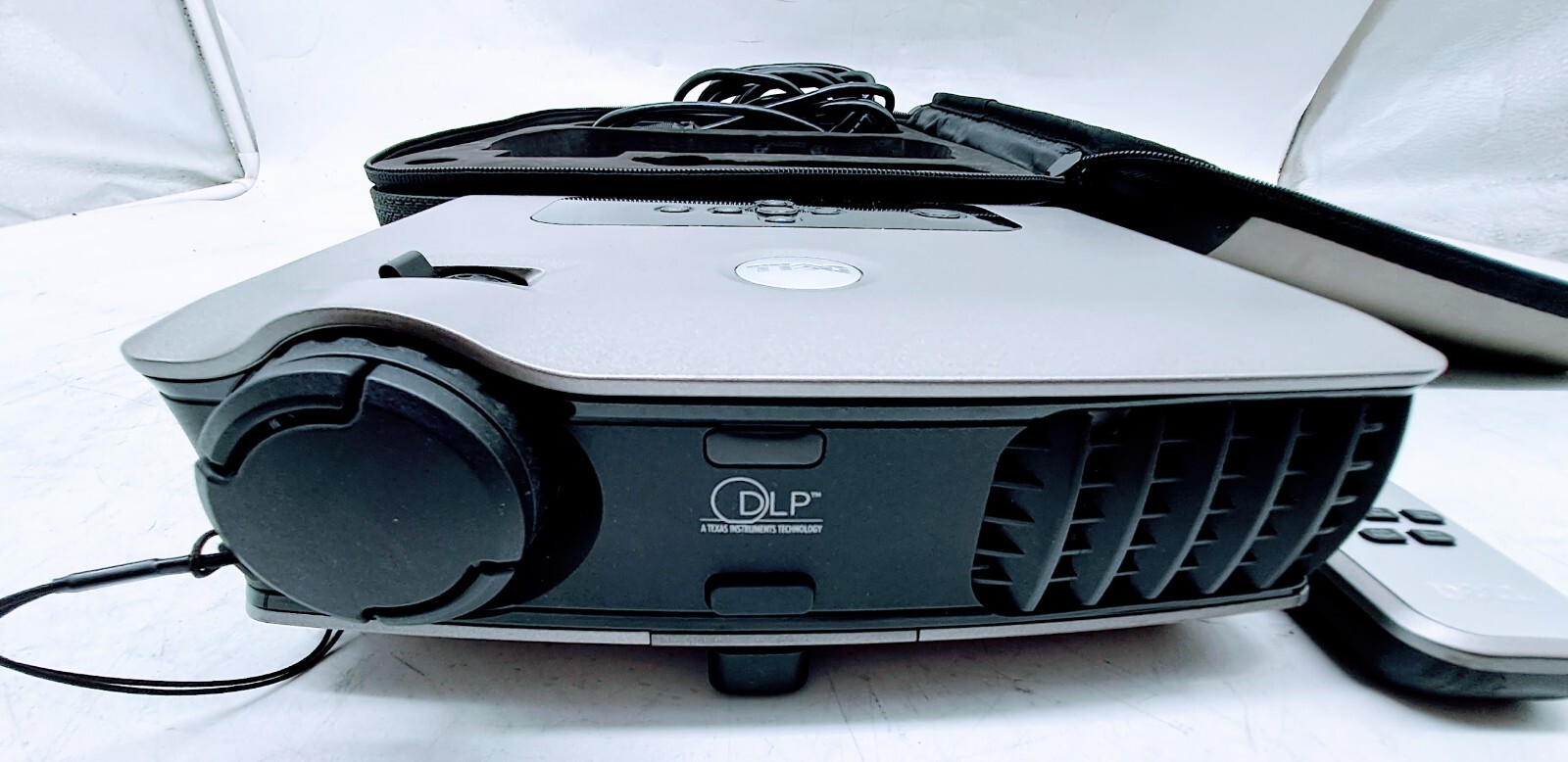 Dell 3400MP DLP Projector with Remote, cord and VGA/USB Cable *LAMP HOURS 517*