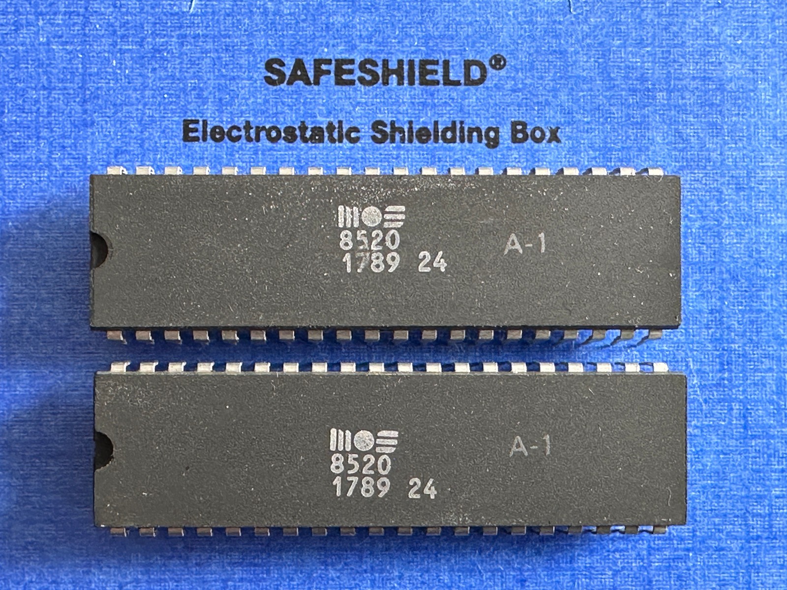 8520 MOS/CSG ODD EVEN (x2) from an Amiga 500 rev.6A... #17 89