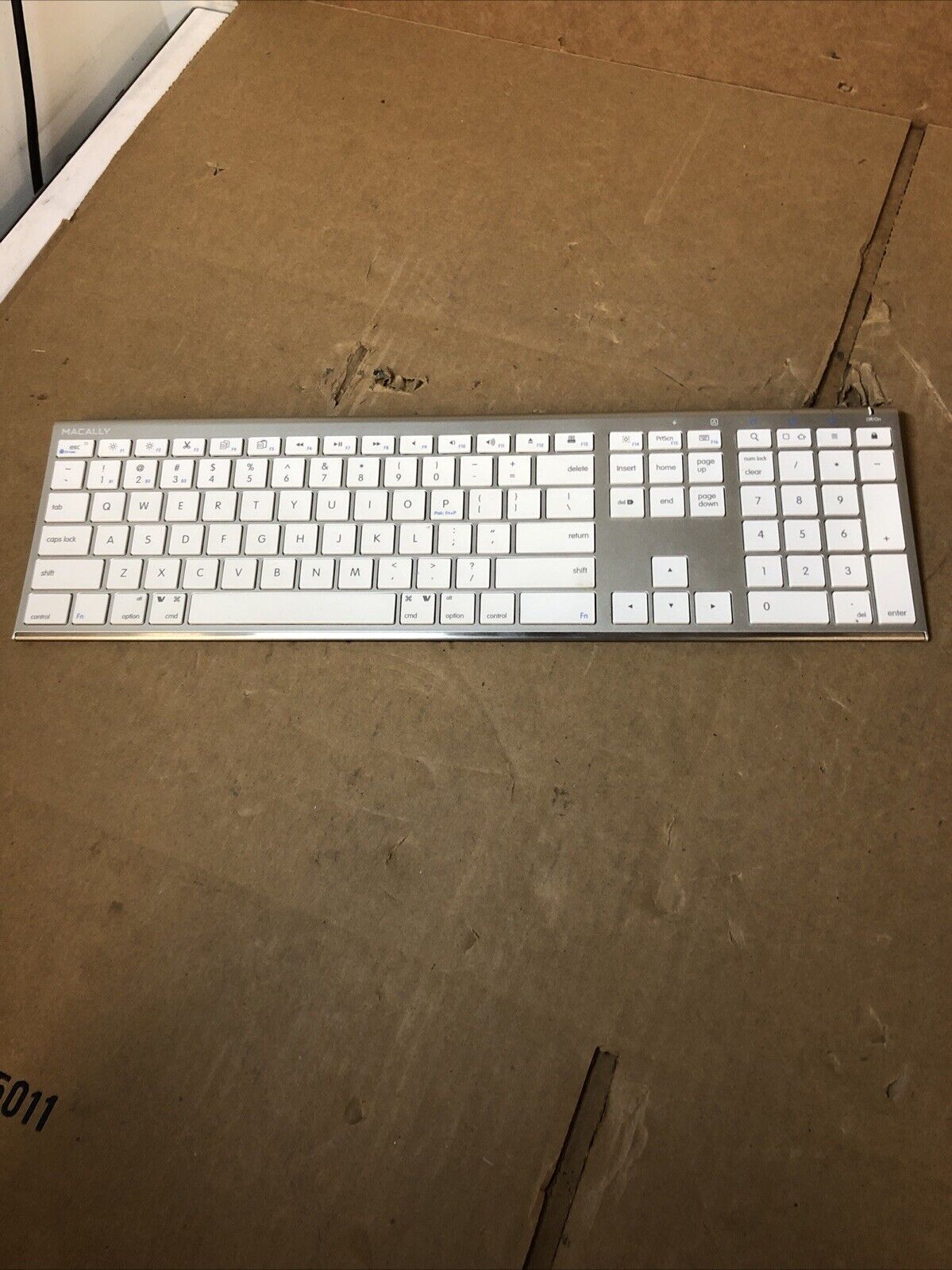 Macally Wireless Full Size White & Silver Keyboard Model acebtkey