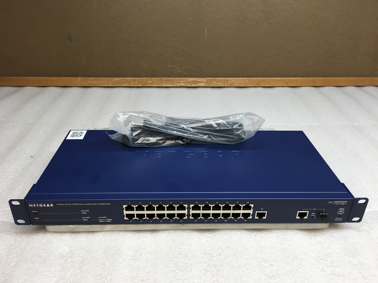Netgear ProSafe FS726T 24 Port 10/100 Smart Switch 2 Gigabit Ports w/ Rack Ears