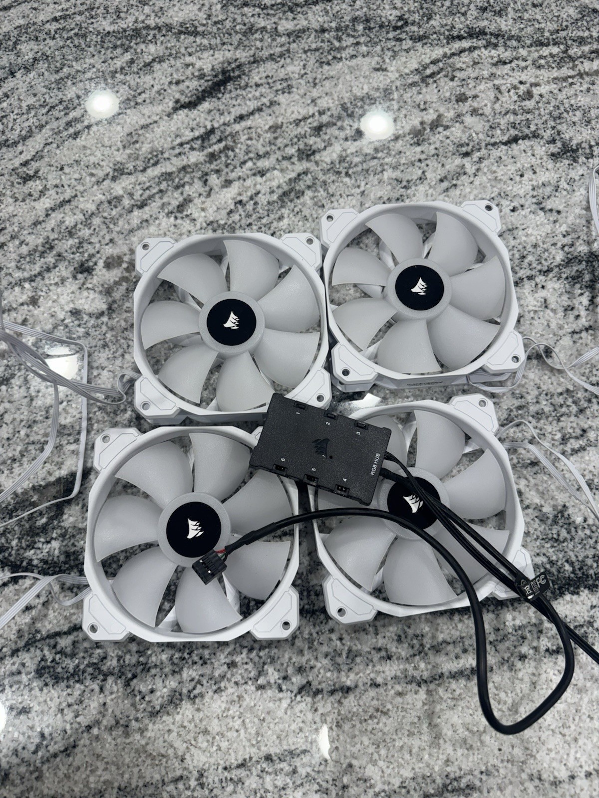 Corsair White RGB 120mm Fan Bundle – 4 Fans + RGB Hub
