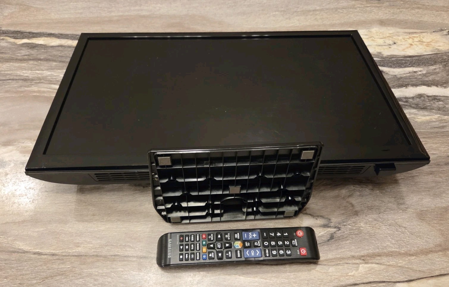 Samsung UN24H4500 24" 720P LED HD WiFi TV  Remote AC Power Plays USB video files
