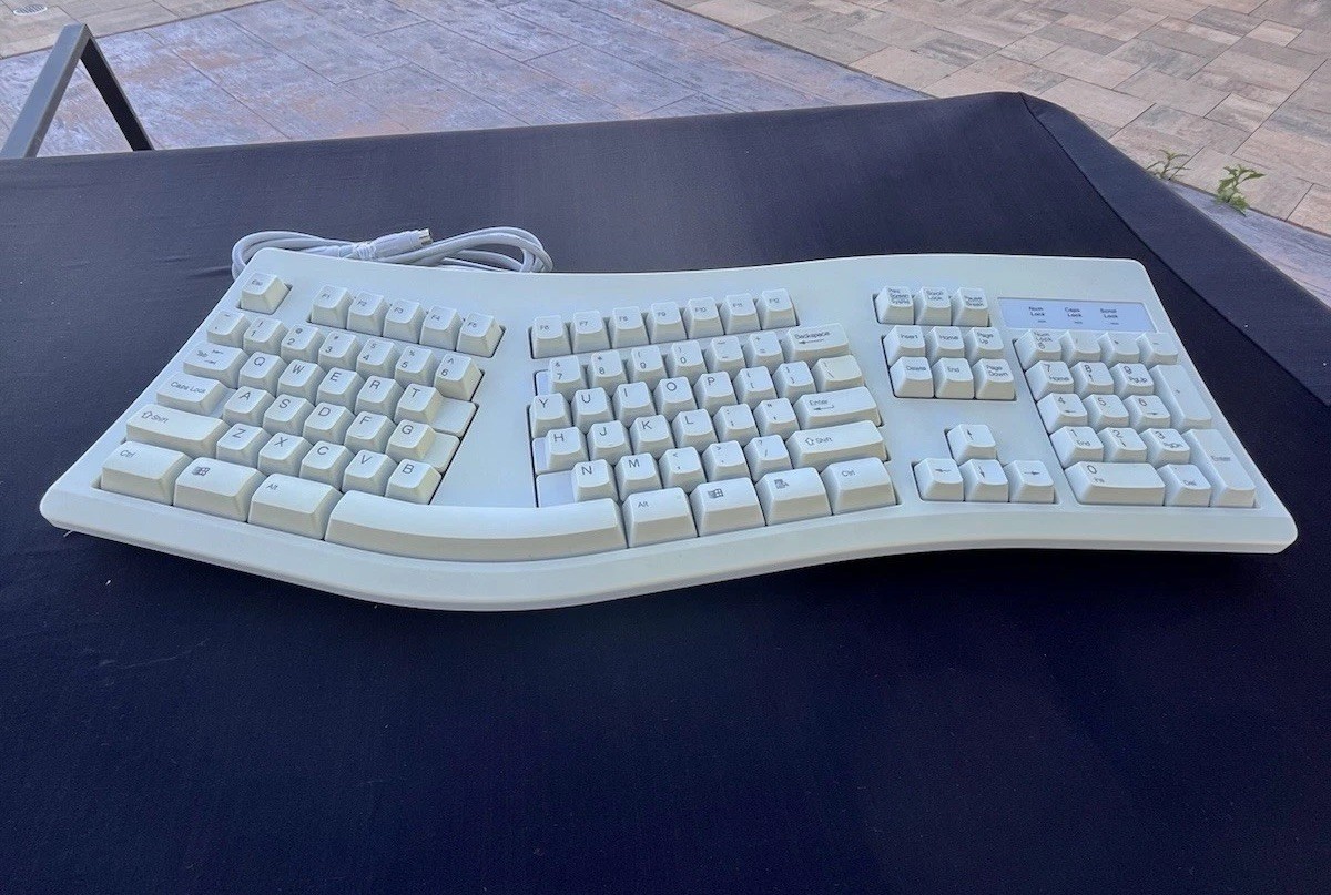 Micro Innovations AT Keyboard KB-7903 Ergonomic 5 Pin DIN w/ PS/2 Adapter