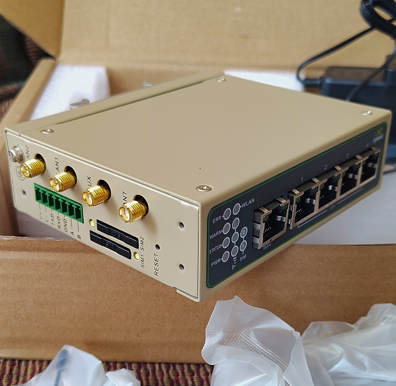 InHand Networks IR615 S-FB13-WLAN Industrial Cellular Router LANX2 AUX ANT 5-Eth