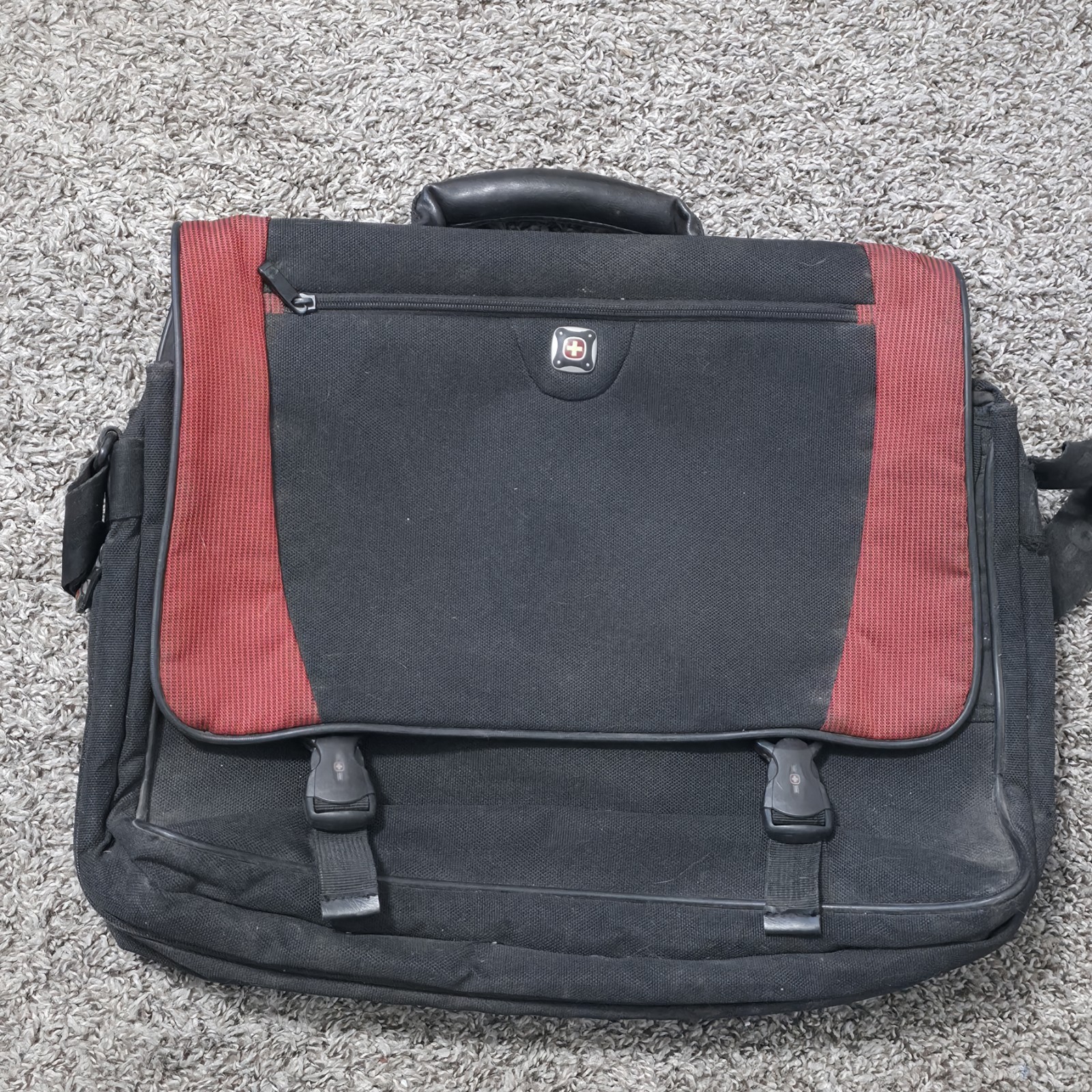 Wenger Swiss WA-7146-09 Messenger/Laptop Bag, 18inx12inx5in, Black w/ Dark Red