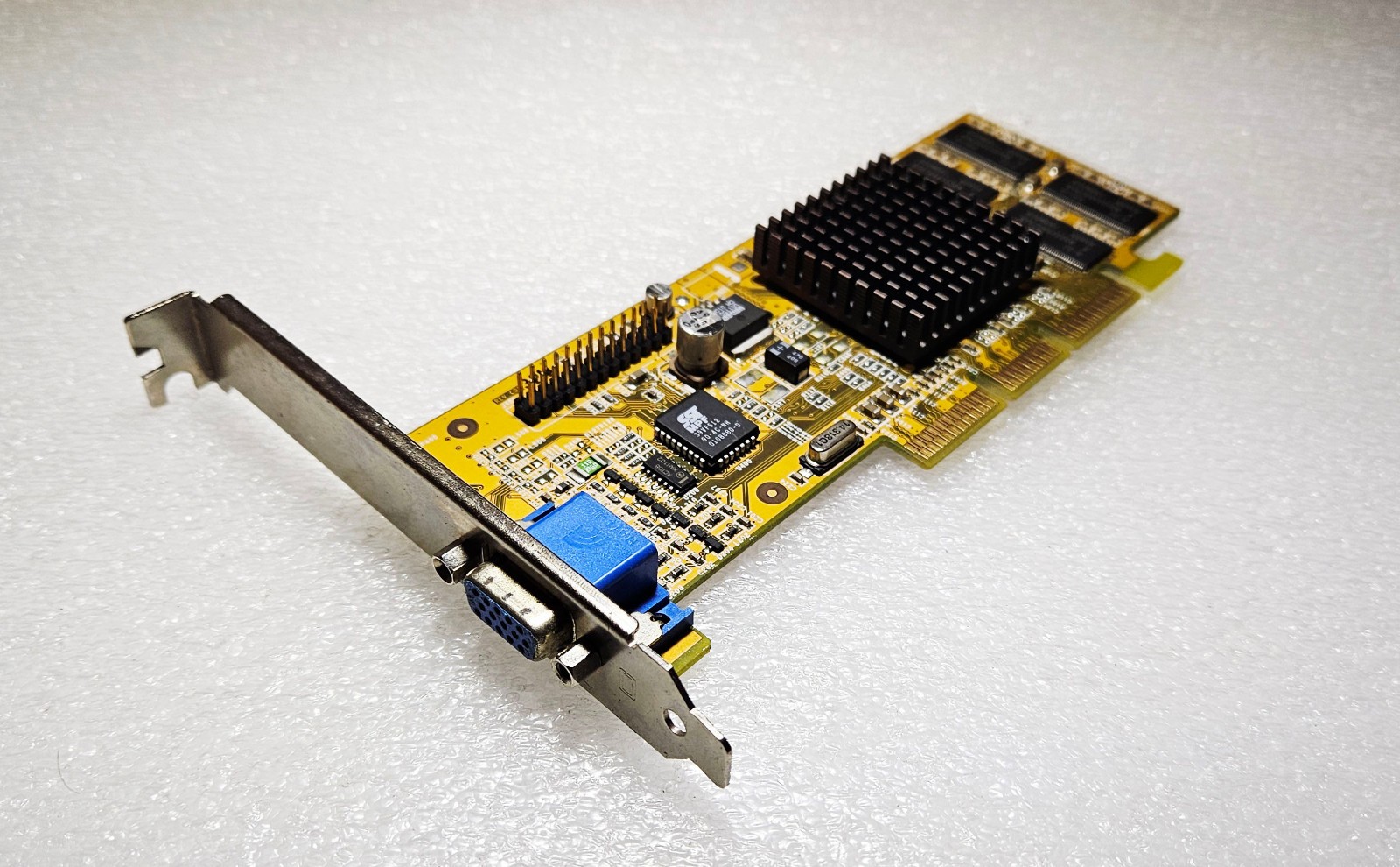 Fujitsu-Siemens GM 300-32LP GeForce2 MX 400 32 MB VGA Card - AGP Slot