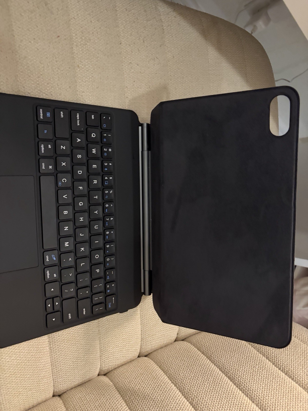 runelk Magnetic Keyboard Folio Case w/ Touchpad for iPad 10th/11th 10.9" Black