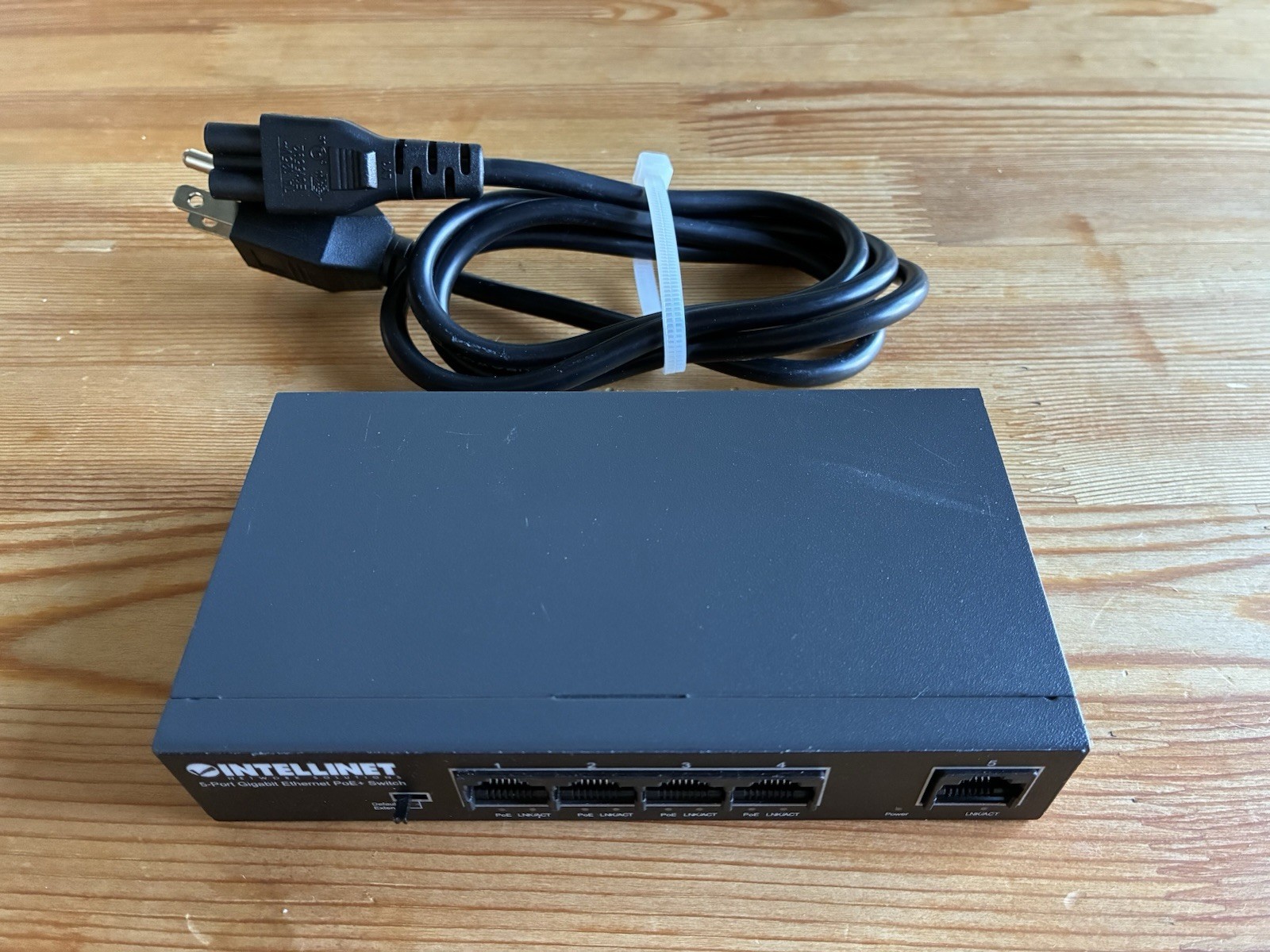 Intellinet 561792 V2 IPS‑05G‑40W 5‑Port Gigabit Ethernet PoE+ Switch – Pre‑Owned