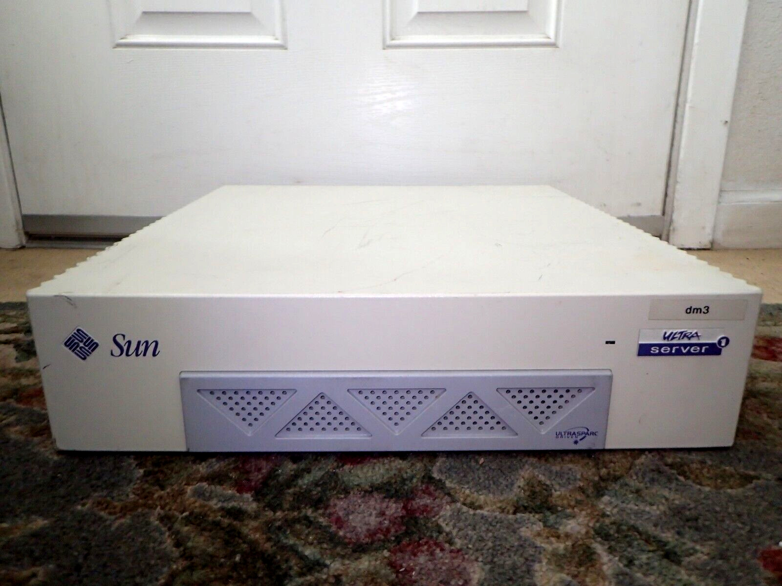 SUN MICROSYSTEMS ULTRA 1 WORKSTATION 600-3928-01 w/ 2x SCSI HDD Powers Up