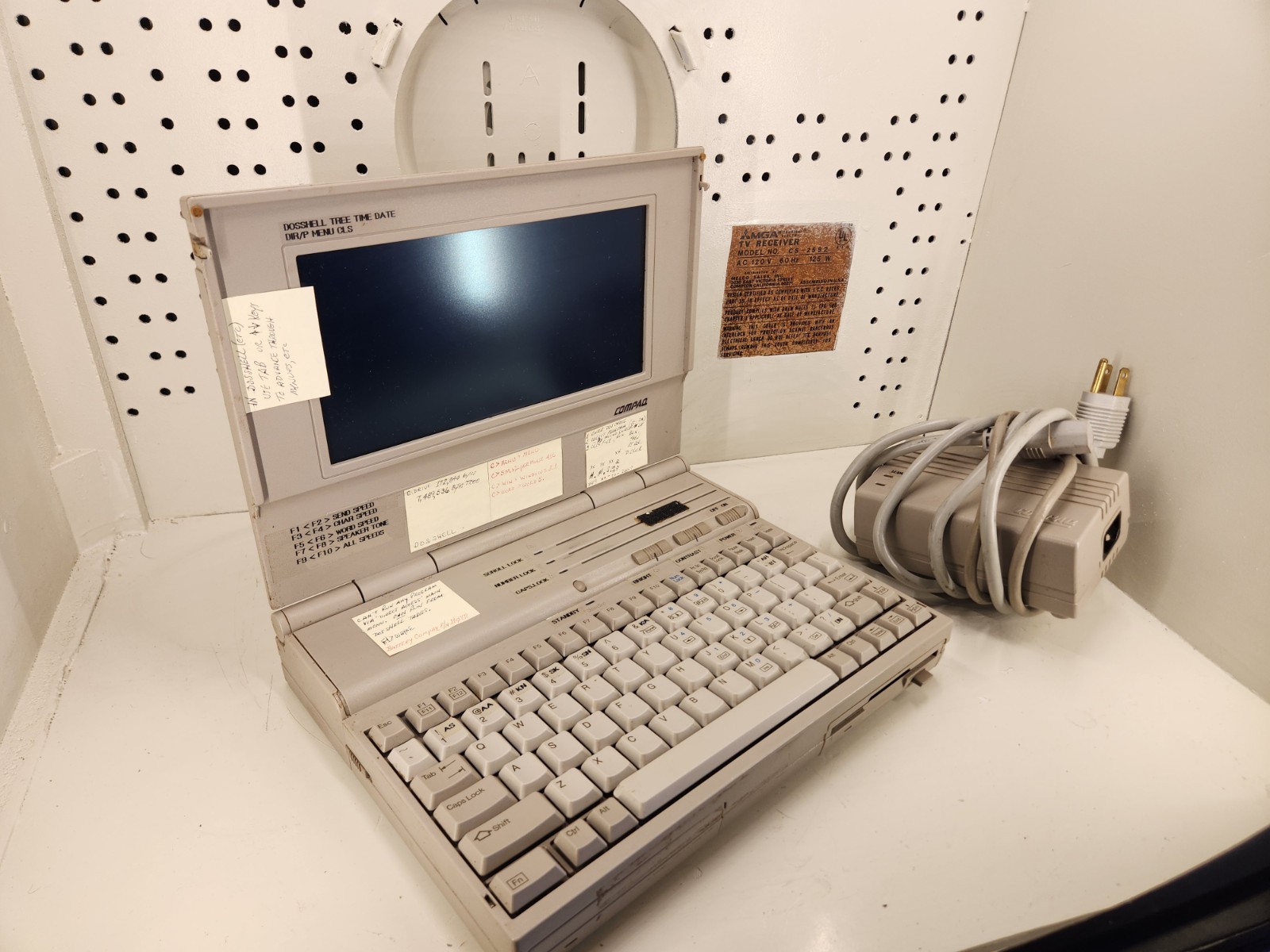 Compaq LTE 286 Vintage 1980s Laptop Portable Computer Classic Model Collectible