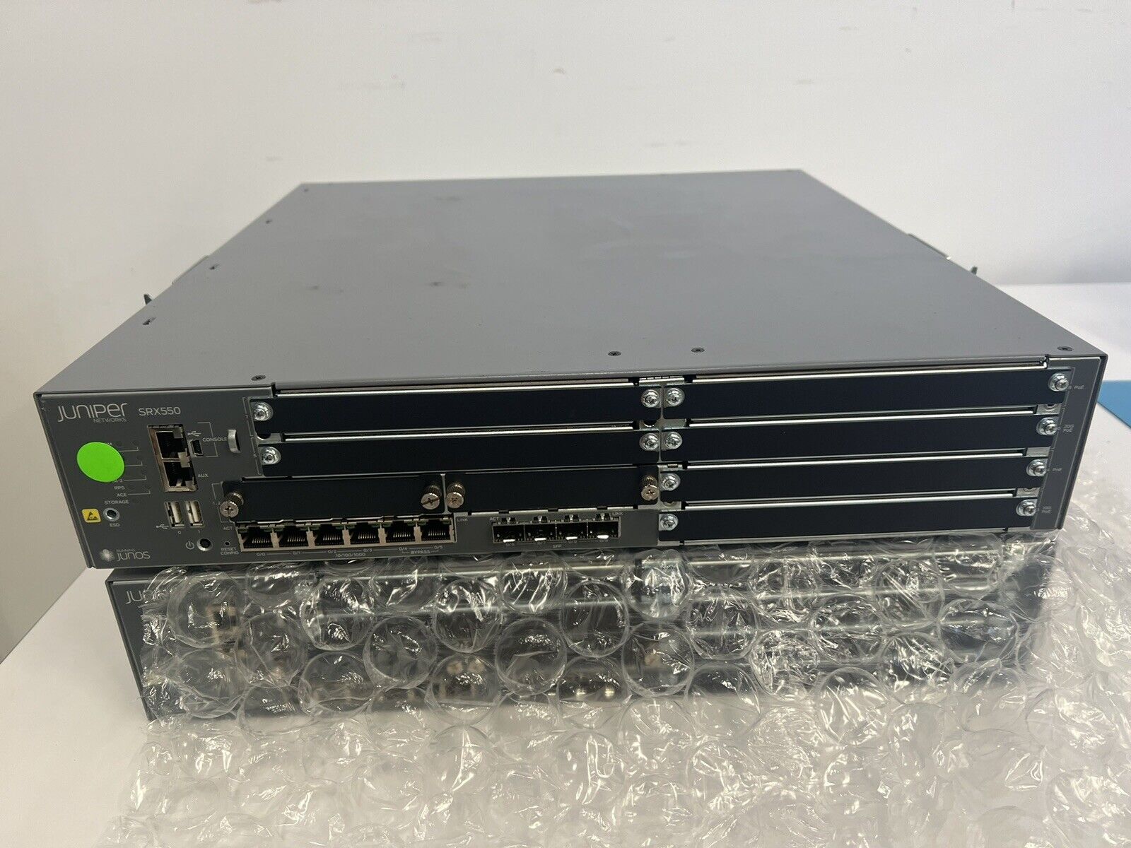 Juniper Networks SRX550 Services Gateway Security Appliance with 6x XGPIM 2x PSU