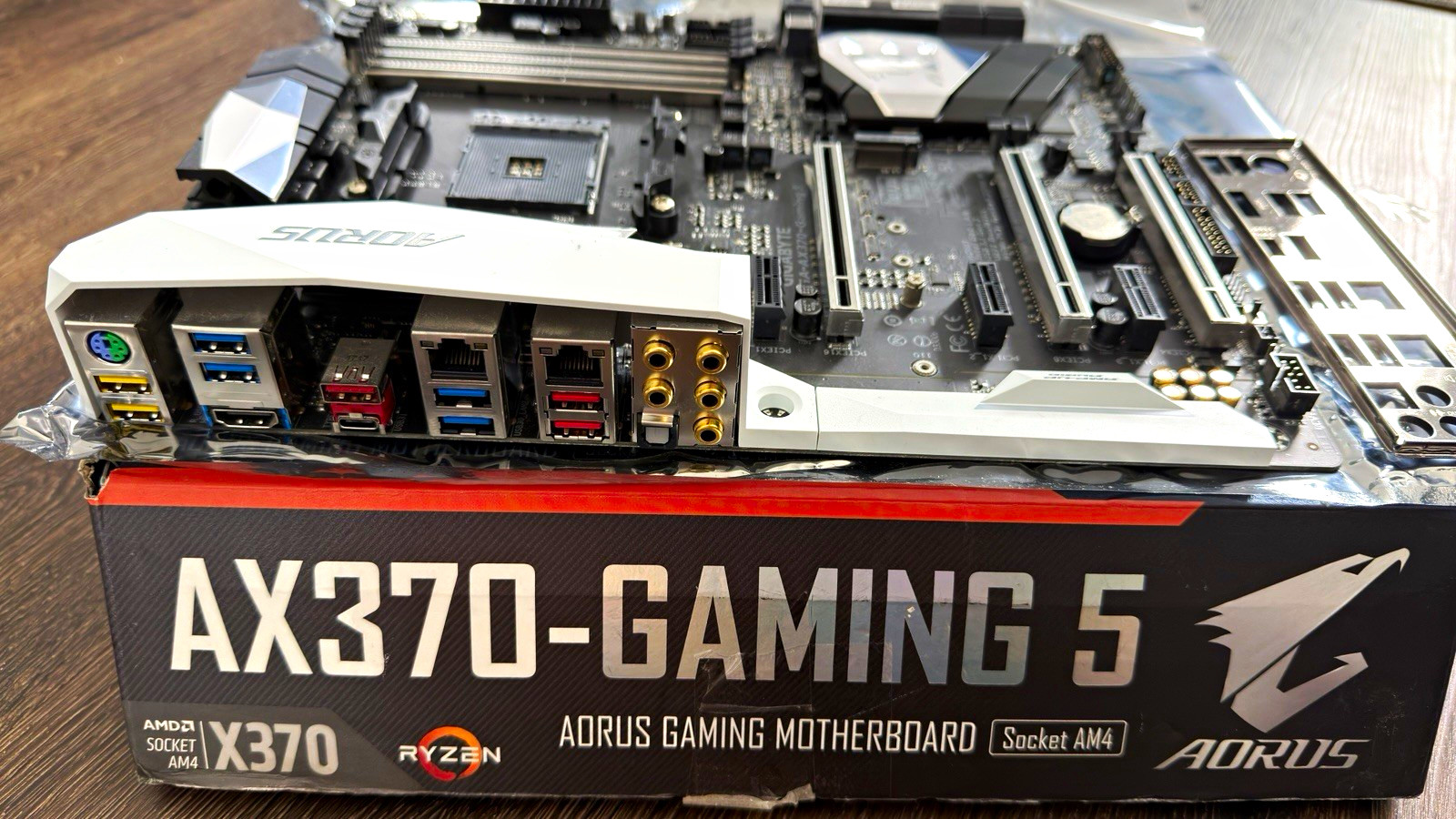 GIGABYTE AORUS GA-AX370-GAMING 5 AMD Socket AM4 X370 ATX DDR4
