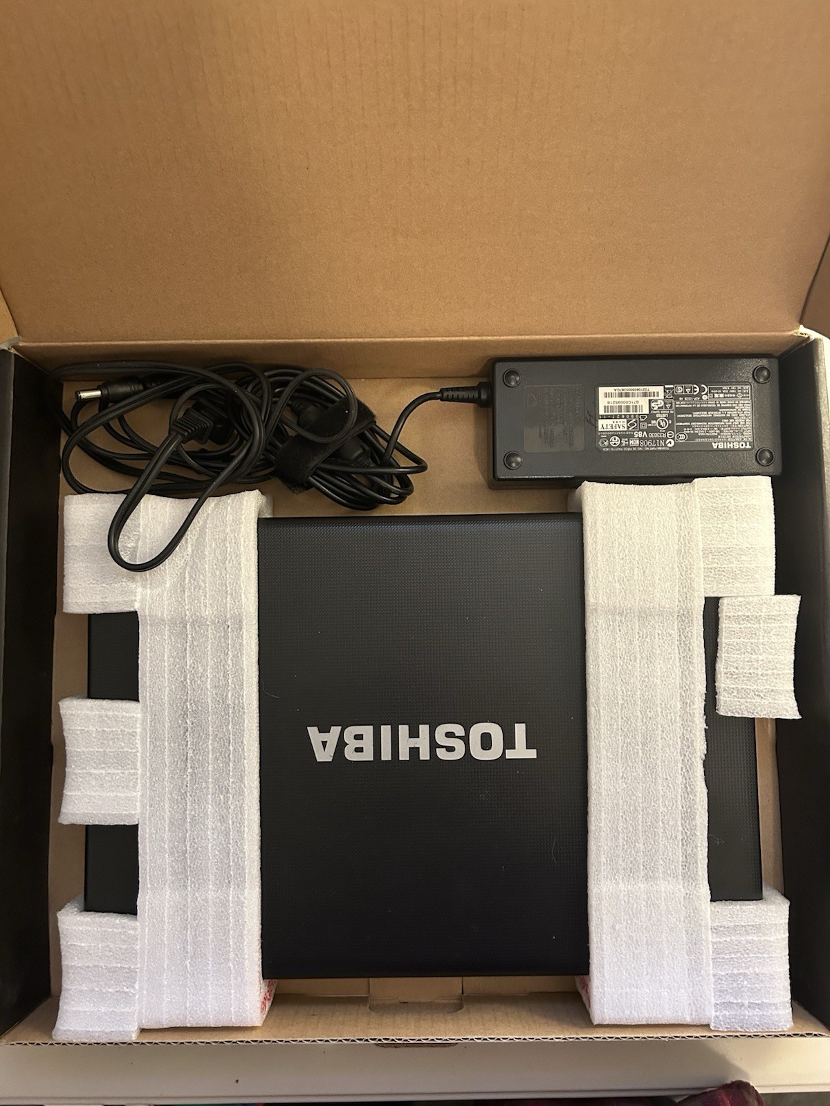 Toshiba Satellite L515 S4010 Laptop And Power Supply